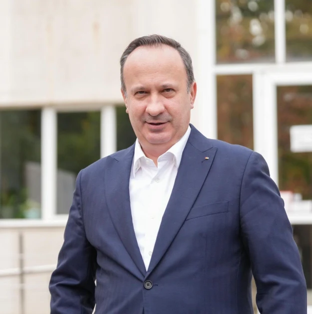 Adrian Câciu ironizează PNL, USR și UDMR: „iele care vor să pară zâne” și leagă votul pentru Guvernul Veștea de anticipate
