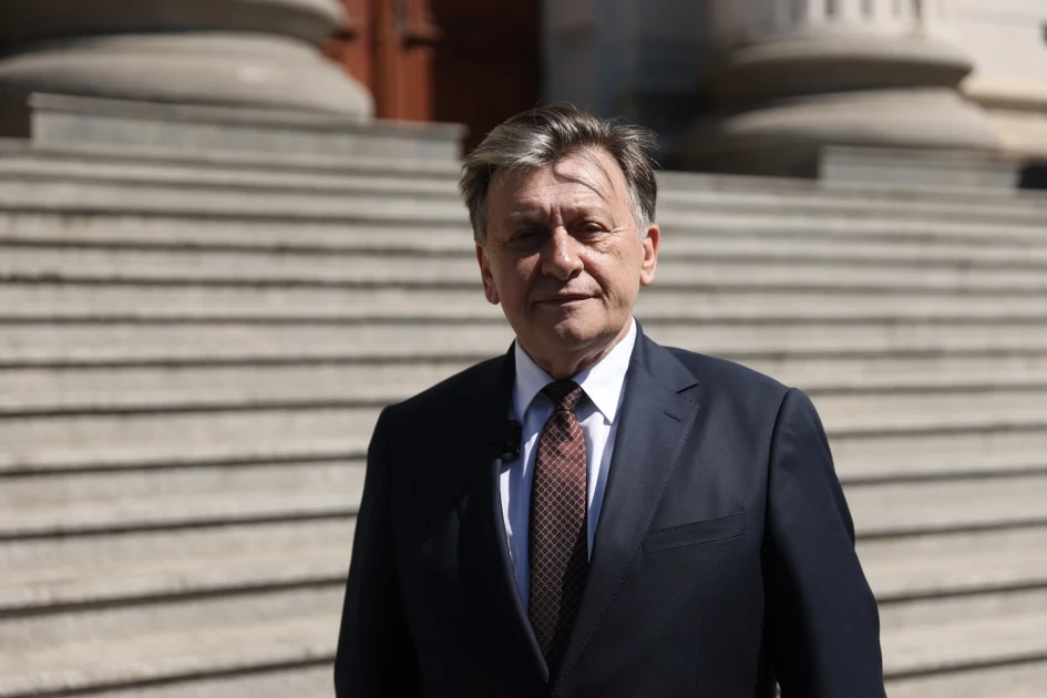 Crin Antonescu: „coaliţia nu merge”, dar Guvernul Bolojan va supravieţui. „USR-ist de bunăvoie şi cu plăcere”