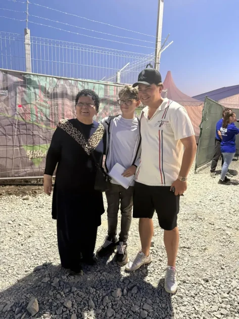 Selly, omagiu la Beach, Please! 2026 pentru bunicuța virală din 2025: momentul de pe scenă cu nepotul ei