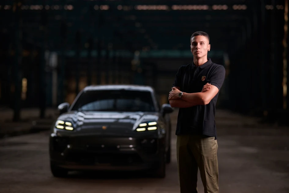 David Popovici, surprins în București la volanul unui Mercedes G‑Class Cabriolet cu numere roșii: cât poate ajunge să coste „tancul de lux”