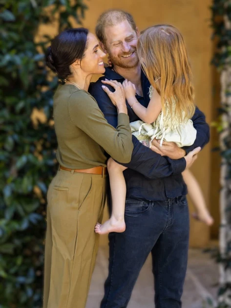 Prințul Harry și Meghan ar urma să revină în Marea Britanie cu Archie și Lilibet: planul care l-a „încântat” pe Charles al III-lea