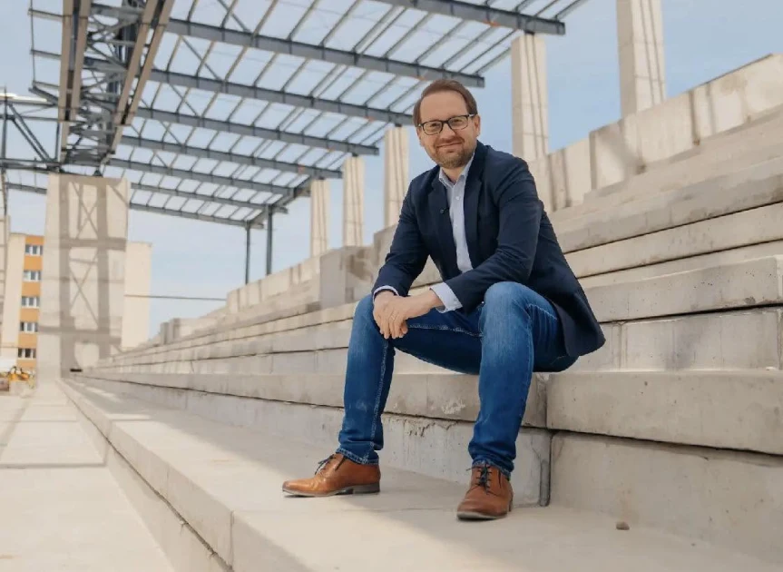 Dispută pe „galoși” între Alfred Simonis și Dominic Fritz, după criticile despre vestimentație