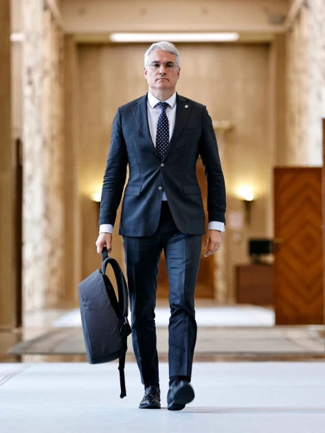 Dragoș Pîslaru avertizează: fără acord politic marți, Legea Salarizării nu mai poate fi promulgată până la 31 august