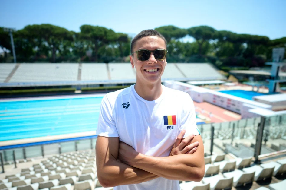 David Popovici, aur la 200 m liber la Europenele de la Paris. Timpul de 1:44,15 și recordul său unic