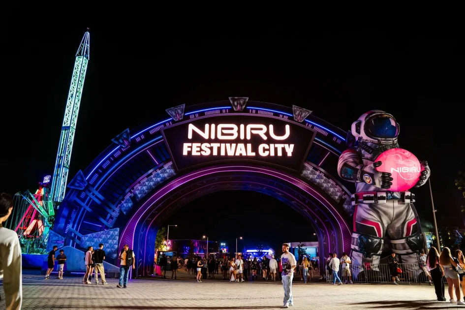 Ghid NIBIRU 2026: program, Promenadă, bilete și reguli de acces în Costinești (16 iulie–31 august)