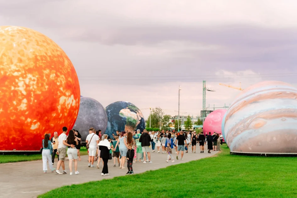 NIBIRU trece de 700.000 de vizitatori în două săptămâni: K-Pop Days și Family Fest, în program la Costinești