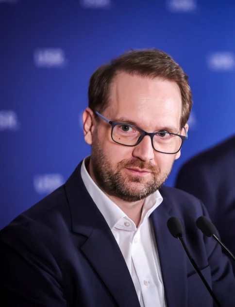 Dominic Fritz, mesaj ironic după decizia CCR privind „amendamentul Fritz”: „Bună dimineața. Tot nu votăm un guvern PSD.”