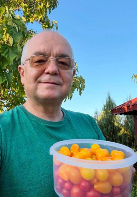 Emil Boc, primele roșii din grădină și mesajul care a atras atenția: „Niciun magazin nu oferă această satisfacție”