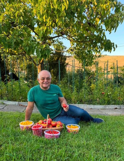 Emil Boc, primele roșii din grădină și mesajul care a atras atenția: „Niciun magazin nu oferă această satisfacție”