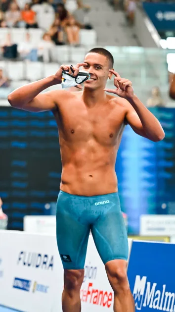 David Popovici, aur la 200 m liber la Europenele de la Paris. Timpul de 1:44,15 și recordul său unic