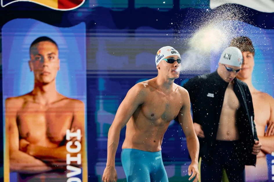 David Popovici, aur la 200 m liber la Europenele de la Paris. Timpul de 1:44,15 și recordul său unic