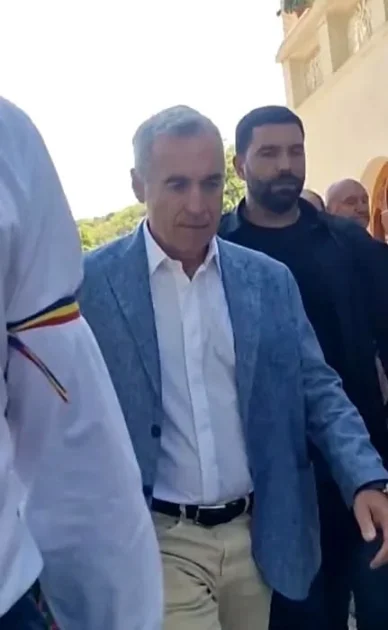 Călin Georgescu, surprins la Curtici: mașina cu care a sosit, parcată pe două locuri pentru persoane cu dizabilități