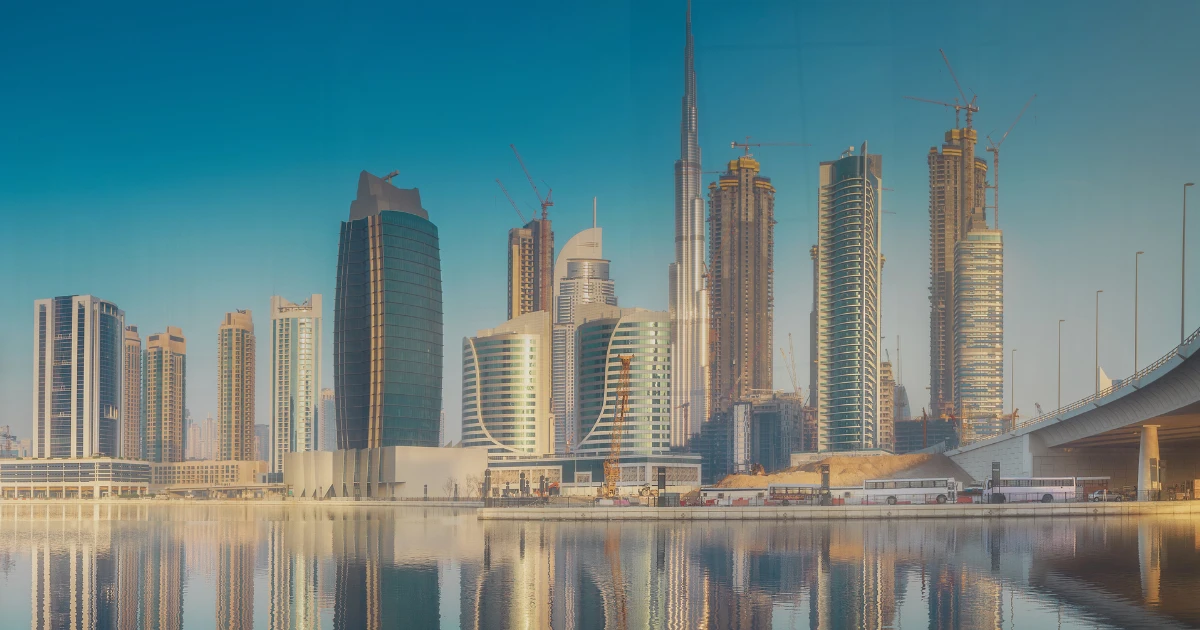 Atacurile iraniene blochează zborurile din Dubai: zeci de români au rămas în EAU după anulări