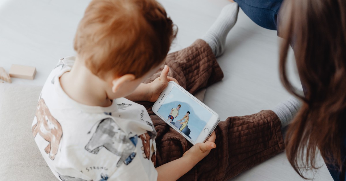 Studiu pe adolescenți din Londra: peste 3 ore/zi pe rețelele sociale la 11–12 ani, asociat cu risc mai mare de depresie și anxietate