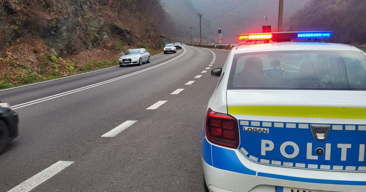 „Ia și tu un suc!”: șofer oprit pentru viteză, surprins pe body-cam când oferă 200 de lei unui polițist, în Vâlcea