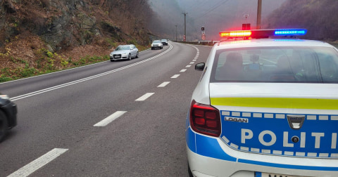 „Ia și tu un suc!”: șofer oprit pentru viteză, surprins pe body-cam când oferă 200 de lei unui polițist, în Vâlcea