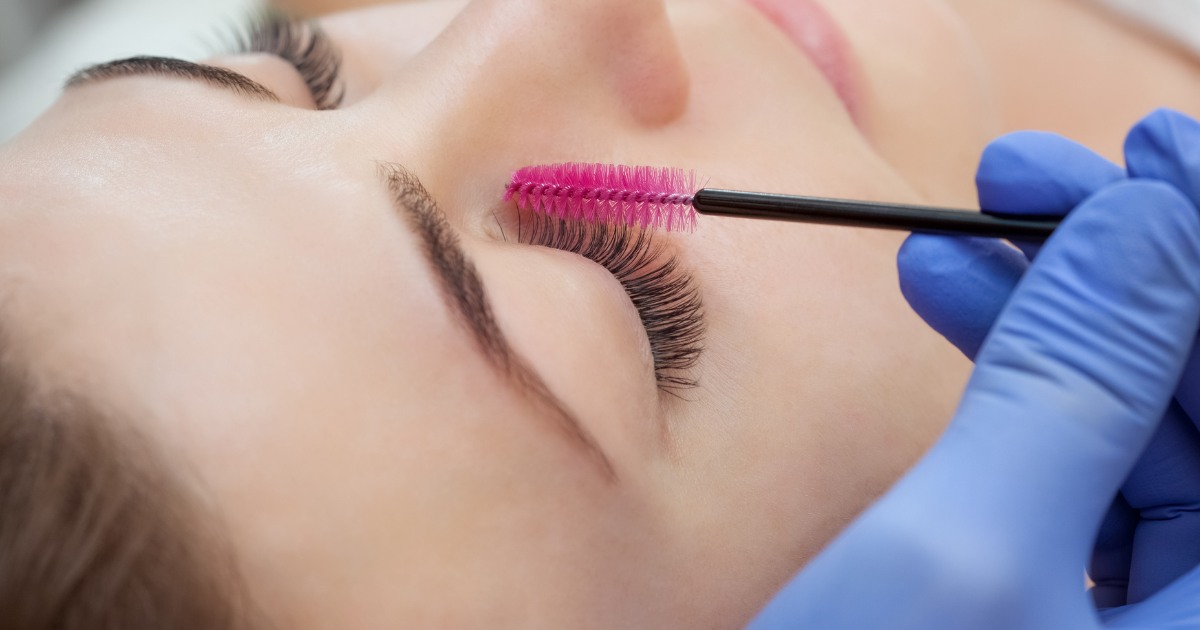 Avertismentul medicilor despre genele false la adolescente: când trebuie mers de urgență la oftalmolog