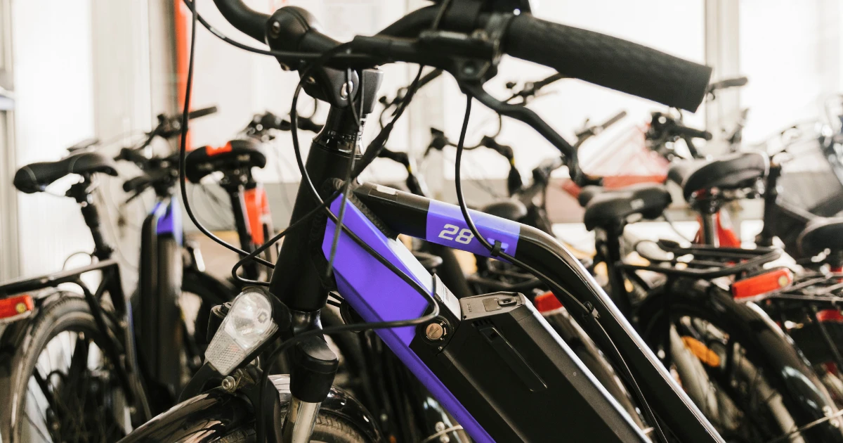 Primarul din Como interzice bicicletele în centrul istoric, după ce a fost lovit de o bicicletă electrică: „Știu cum e”
