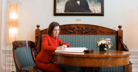 Maia Sandu, decorată în Parlamentul European cu Ordinul European de Merit. Discursul, întrerupt de Cristian Rizea