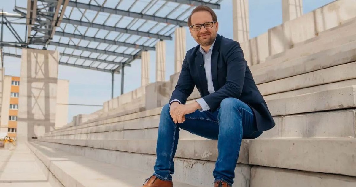Dispută pe „galoși” între Alfred Simonis și Dominic Fritz, după criticile despre vestimentație