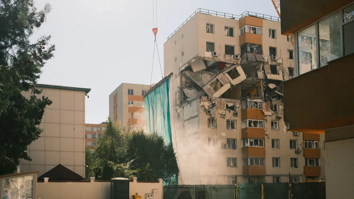 A început demolarea etajelor 5–8 ale blocului din Rahova. Accesul depinde de siguranța întregii scări