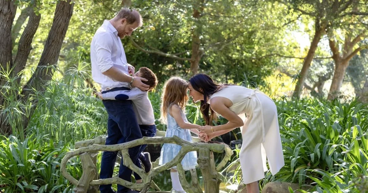 Prințul Harry și Meghan ar urma să revină în Marea Britanie cu Archie și Lilibet: planul care l-a „încântat” pe Charles al III-lea