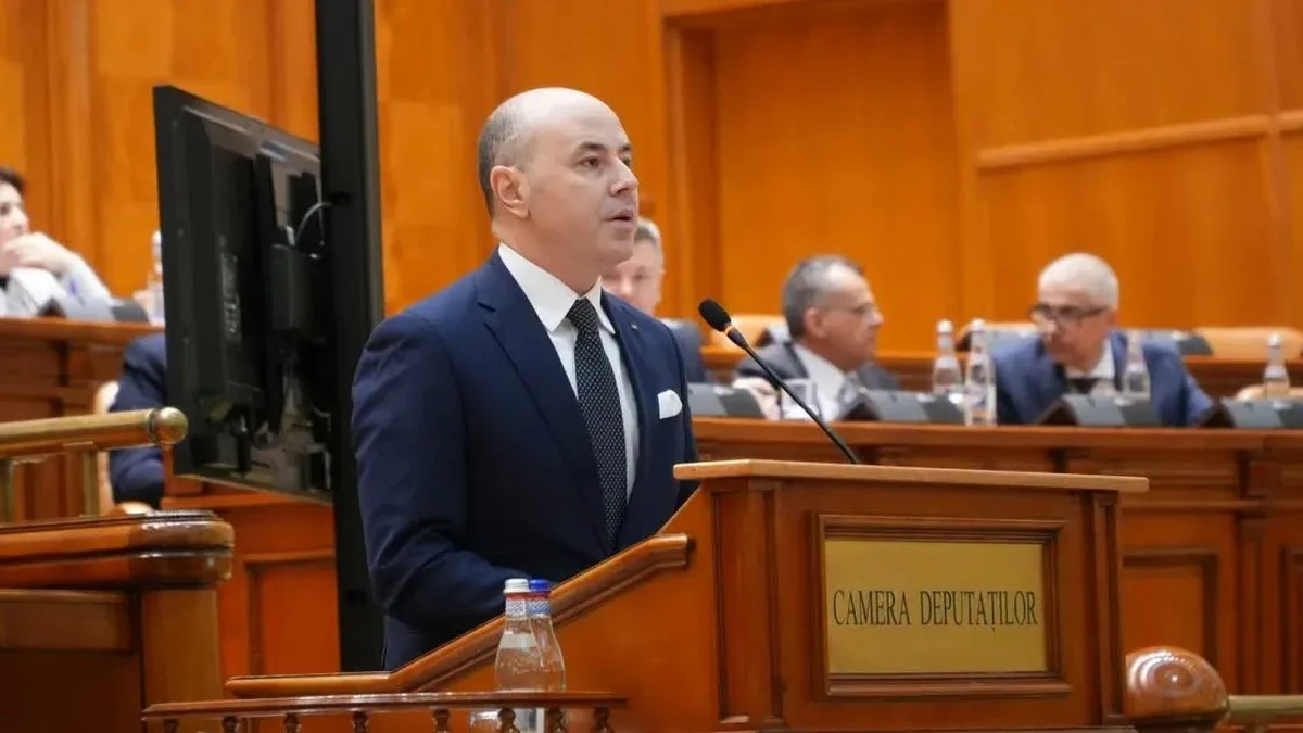 Alexandru Muraru vorbește la tribuna Camerei Deputaților, cu persoane așezate în fundal.