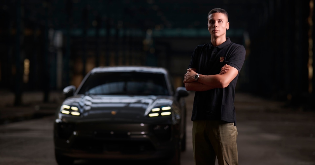 David Popovici, surprins în București la volanul unui Mercedes G‑Class Cabriolet cu numere roșii: cât poate ajunge să coste „tancul de lux”