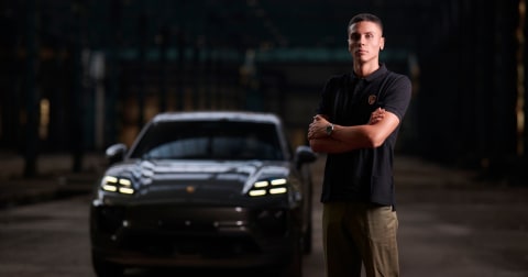 David Popovici, surprins în București la volanul unui Mercedes G‑Class Cabriolet cu numere roșii: cât poate ajunge să coste „tancul de lux”