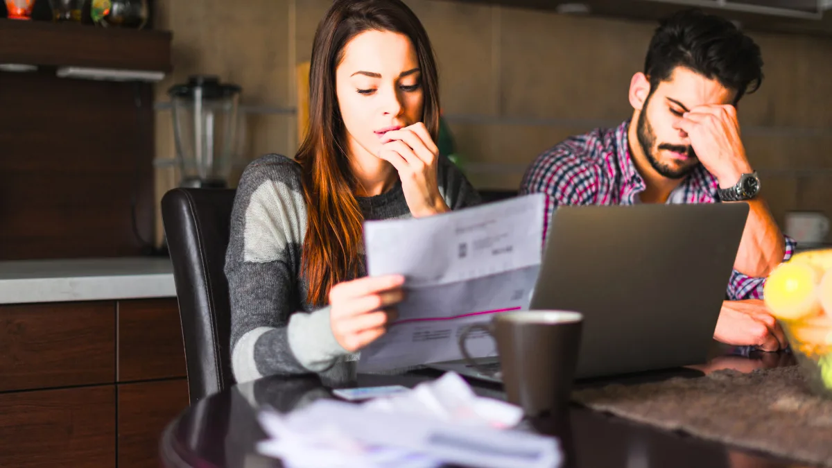Studiu PwC: 58% dintre respondenții din România rămân cu puțini bani sau deloc după facturi