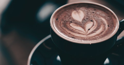 Studiu Cedars-Sinai pe UK Biobank: consumul mai mare de cafea, asociat cu risc mai mic de ciroză, cancer hepatic și deces