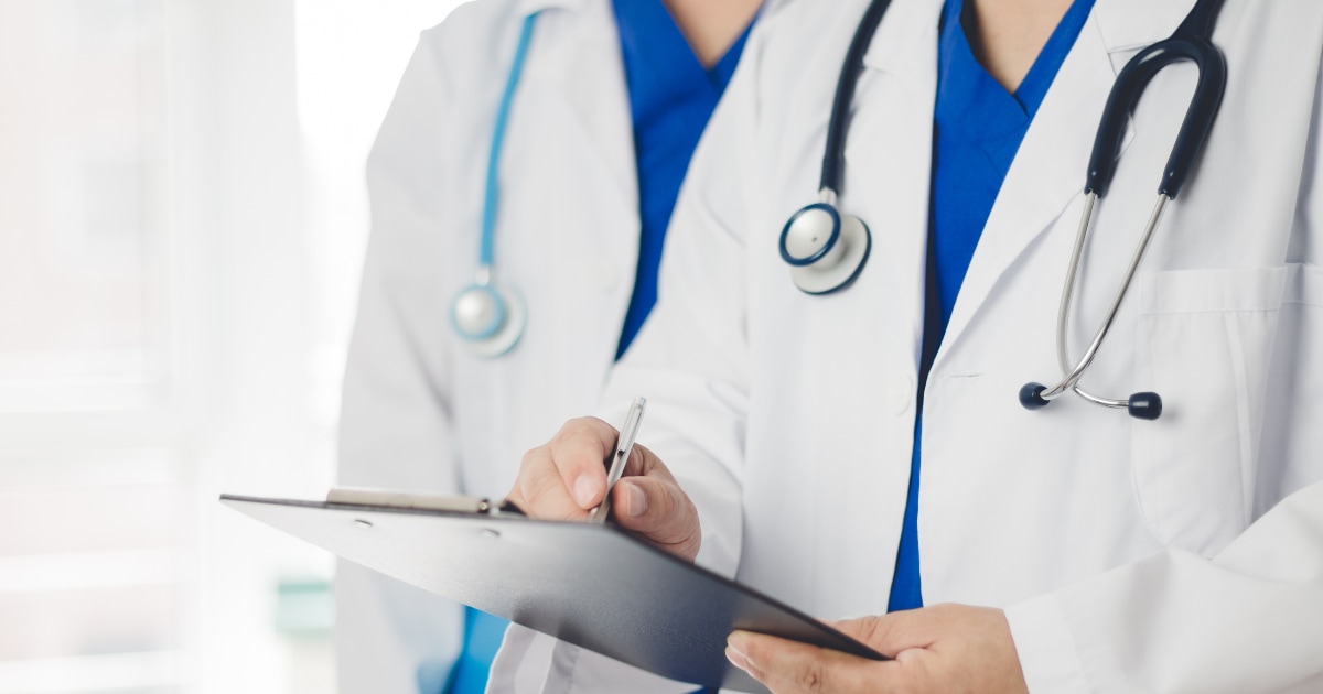 Doi medici de la Spitalul Județean de Urgență „Dr. Fogolyán Kristóf” din Sfântu Gheorghe, trimiși în judecată pentru ucidere din culpă și fals