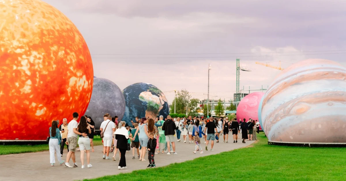 NIBIRU trece de 700.000 de vizitatori în două săptămâni: K-Pop Days și Family Fest, în program la Costinești