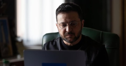 Zelenski, vizită miercuri în Marea Britanie. Guvernul Starmer: „nu vom uita războiul din Europa”