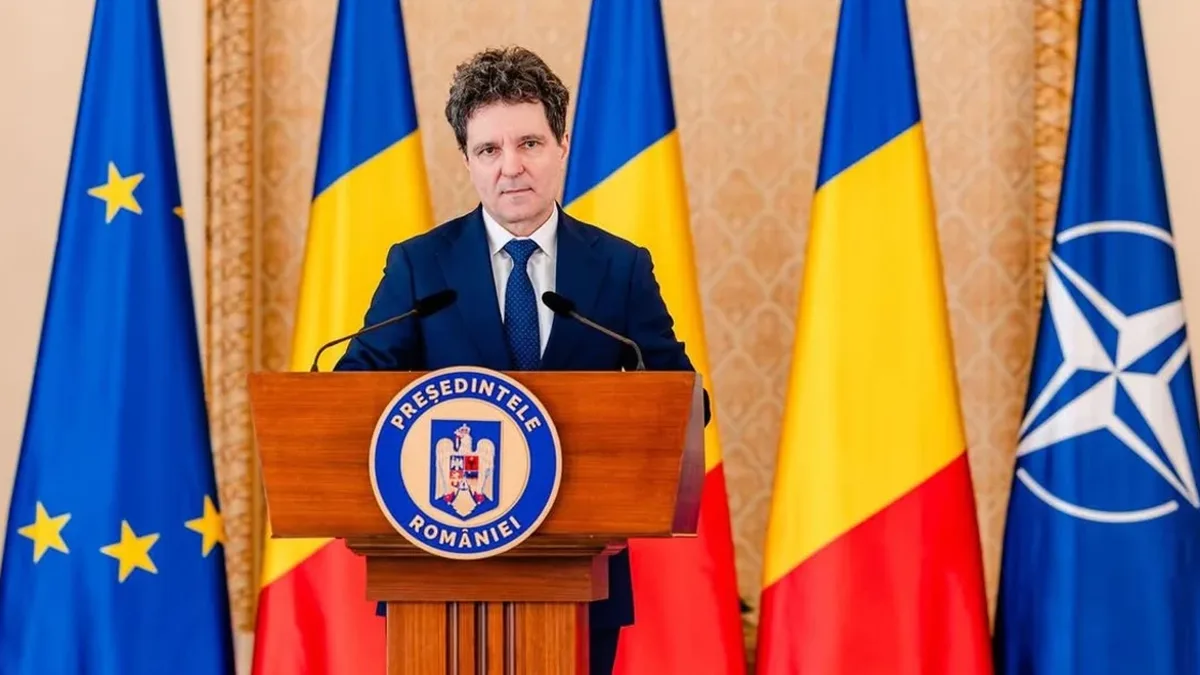 Nicușor Dan la tribuna prezidențială, între drapelele României, Uniunii Europene și NATO.