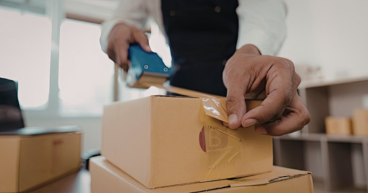 Taxa de 25 de lei pentru coletele din afara UE: cum explică Ministerul Finanțelor aplicarea de la 1 ianuarie 2026