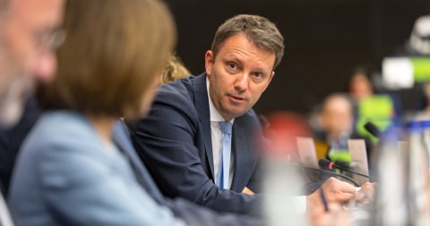 „România poate pierde miliarde din PNRR”. Siegfried Mureșan: statul riscă inclusiv să returneze bani către UE