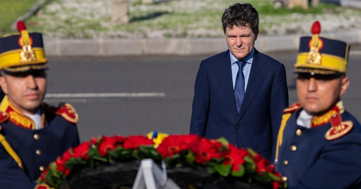 Nicușor Dan a depus o coroană de flori la Monumentul victimelor Mineriadei din 1990, în Piața Universității