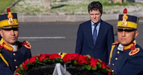 Nicușor Dan a depus o coroană de flori la Monumentul victimelor Mineriadei din 1990, în Piața Universității