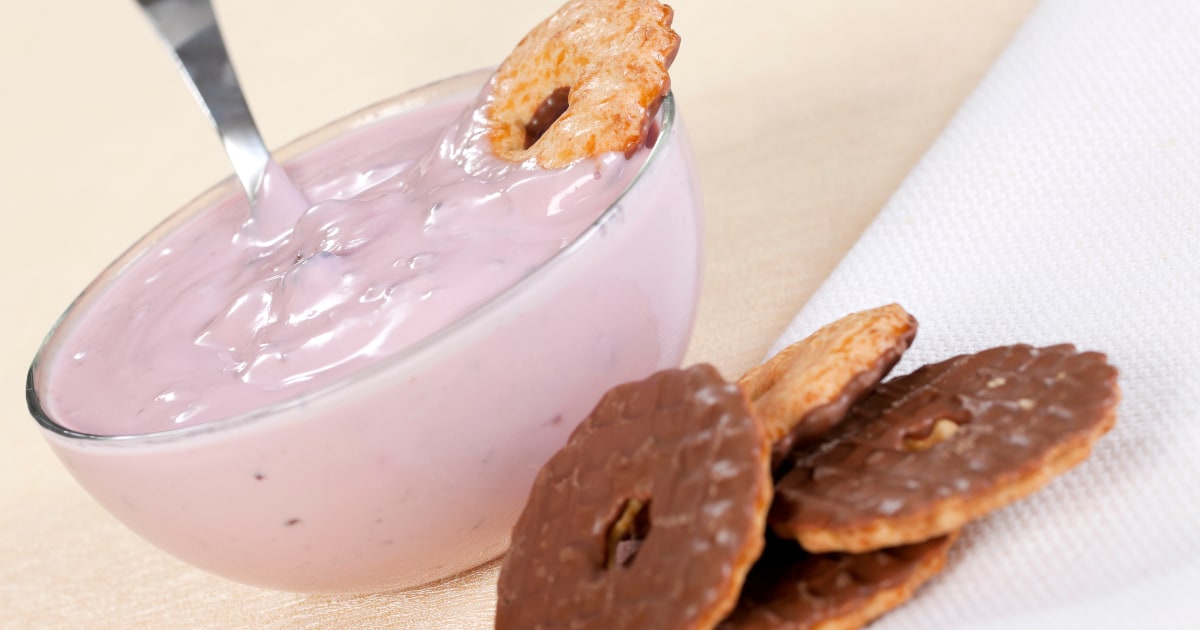 Cheesecake-ul „japonez” fără coacere, doar cu iaurt și biscuiți: ce iese după o noapte la frigider