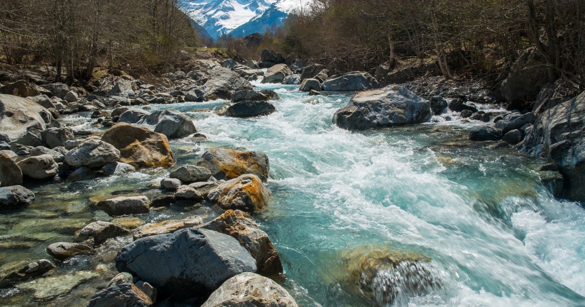 INHGA: cod galben și portocaliu de viituri în 14 județe. Ce râuri sunt vizate până miercuri noapte