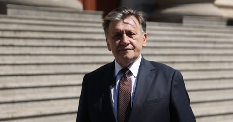 Crin Antonescu: „coaliţia nu merge”, dar Guvernul Bolojan va supravieţui. „USR-ist de bunăvoie şi cu plăcere”