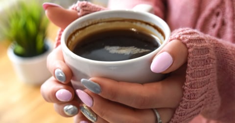 „Regula orei 14” pentru cafeină, recomandată de RCP: ce se schimbă în rutina de seară