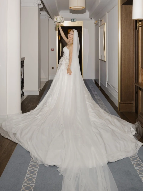 Andreea Bălan, primele imagini în rochie de mireasă la cununia religioasă din 10 mai 2026: trenă detașabilă și voal lung