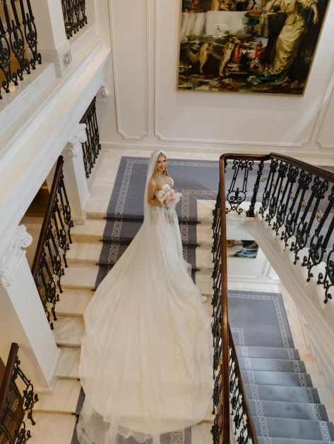 Andreea Bălan, primele imagini în rochie de mireasă la cununia religioasă din 10 mai 2026: trenă detașabilă și voal lung