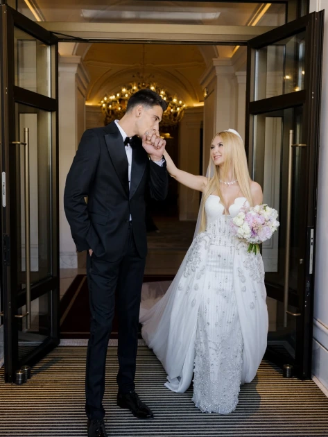 Andreea Bălan, primele imagini în rochie de mireasă la cununia religioasă din 10 mai 2026: trenă detașabilă și voal lung