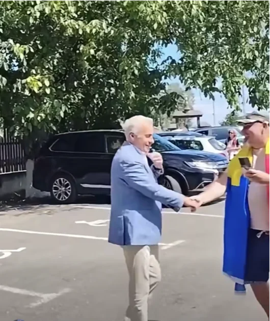 Călin Georgescu, surprins la Curtici: mașina cu care a sosit, parcată pe două locuri pentru persoane cu dizabilități