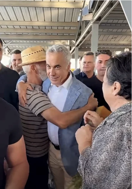 Călin Georgescu, surprins la Curtici: mașina cu care a sosit, parcată pe două locuri pentru persoane cu dizabilități