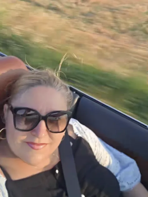 Diana Șoșoacă, filmări din Dobrogea la volanul unei decapotabile: „Asta-i o mașină rusească, da?”