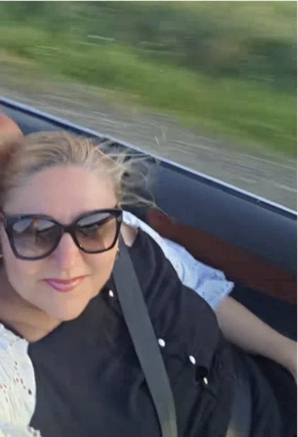 Diana Șoșoacă, filmări din Dobrogea la volanul unei decapotabile: „Asta-i o mașină rusească, da?”